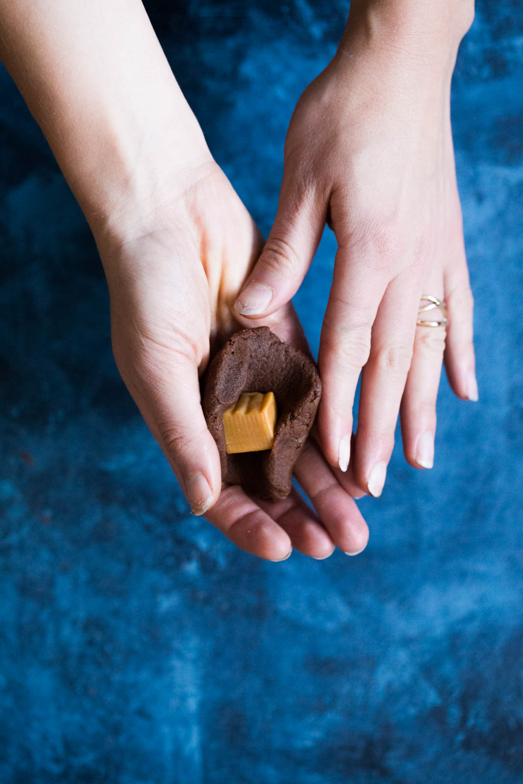 rolling a caramel into chocolate snickerdoodles